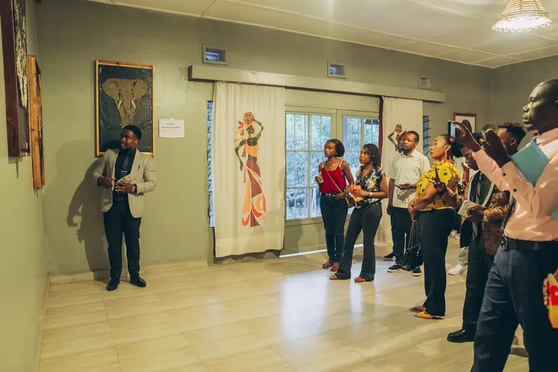 L'artiste présente ses œuvres au public, salle d'exposition