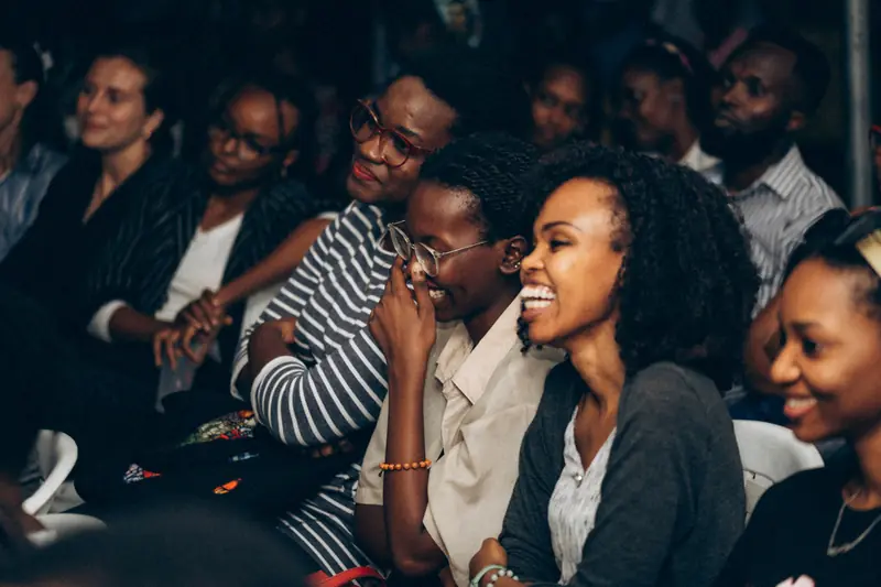Des spectateurs éclatent de rire pendant une soirée d'humour