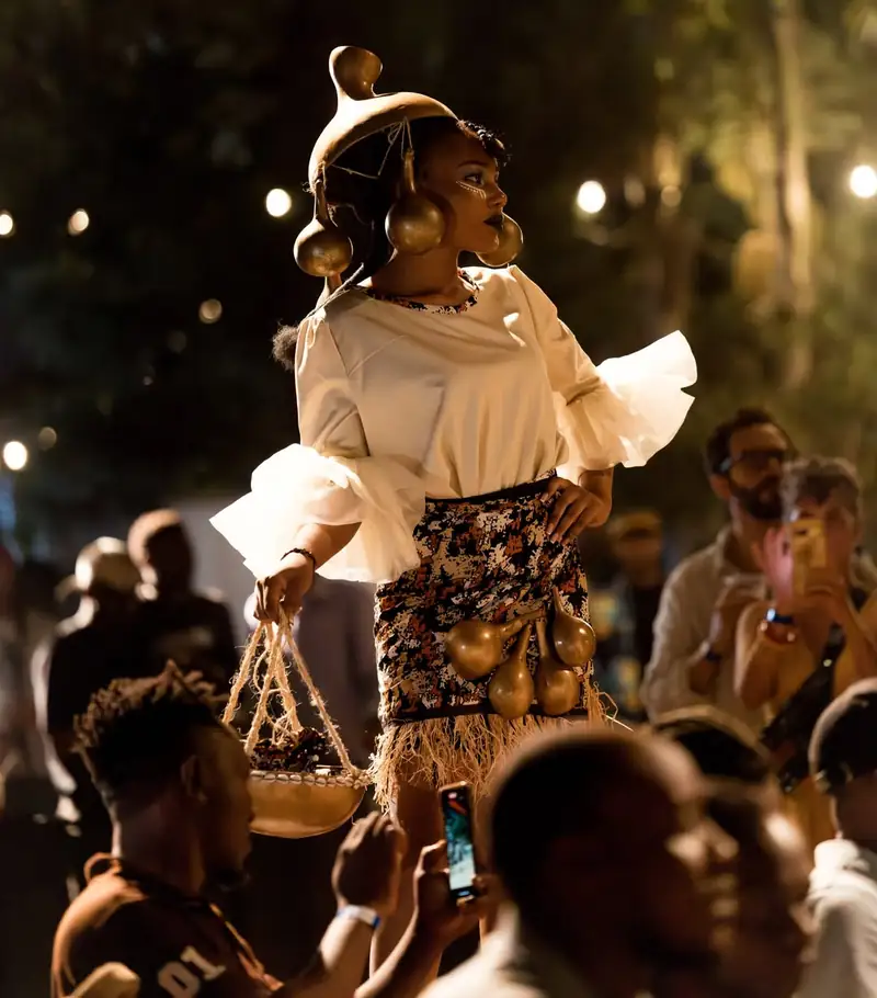 Une danseuse portée au-dessus du public