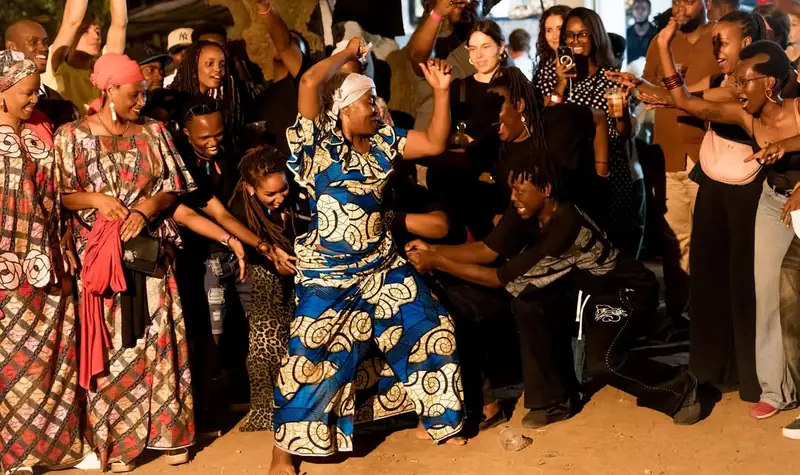 Le public danse au deuxième soir du festival